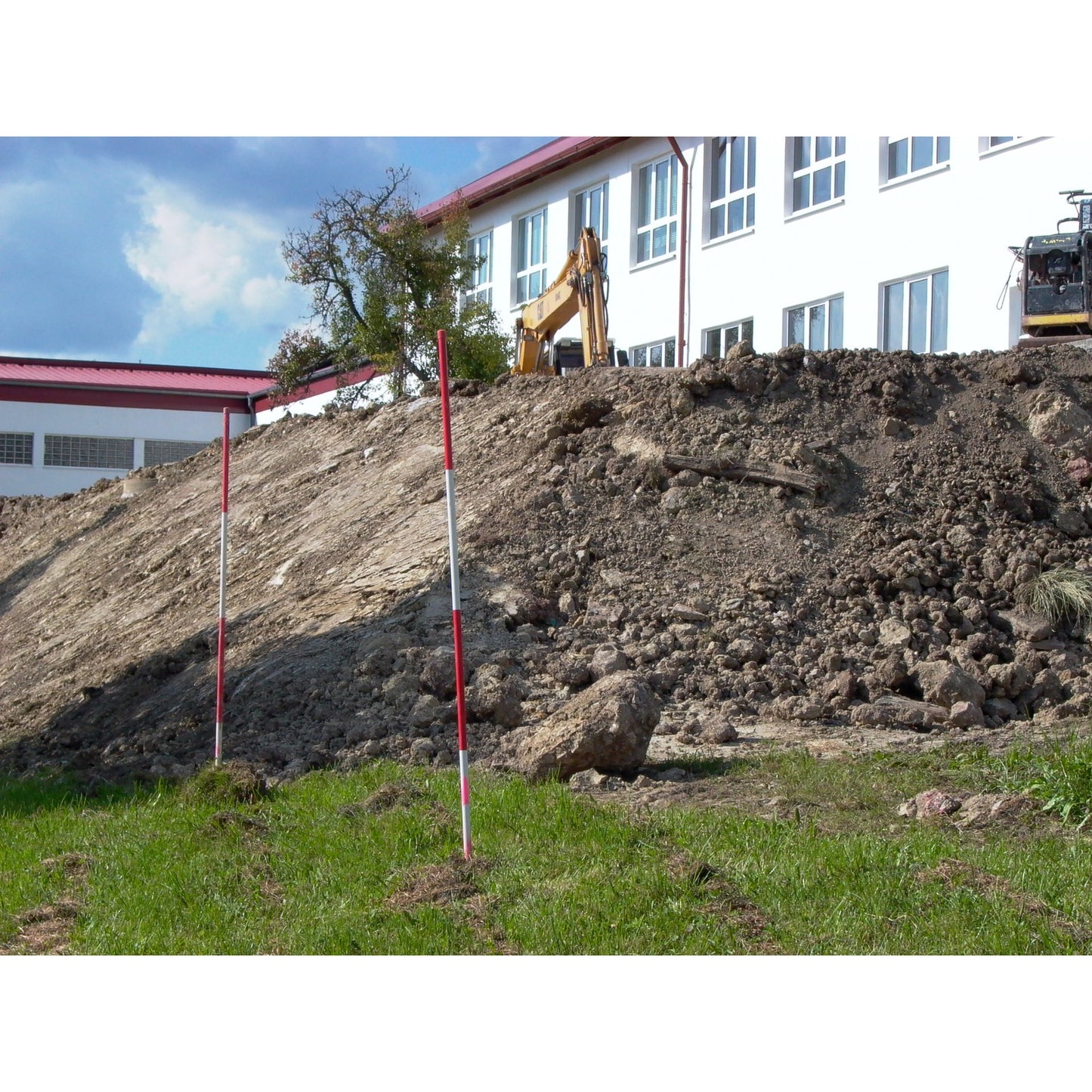 NESTLE Stahlfluchtstab-Set 12 Stück | 2,00 m Länge, nicht zerlegbar, Ø 27 mm | robuste runde Rohrspitze, PVC-ummantelt, rot/weiß | Profi-Qualität Made in Germany für Bau & Vermessung | NESTLE (2,00 m)