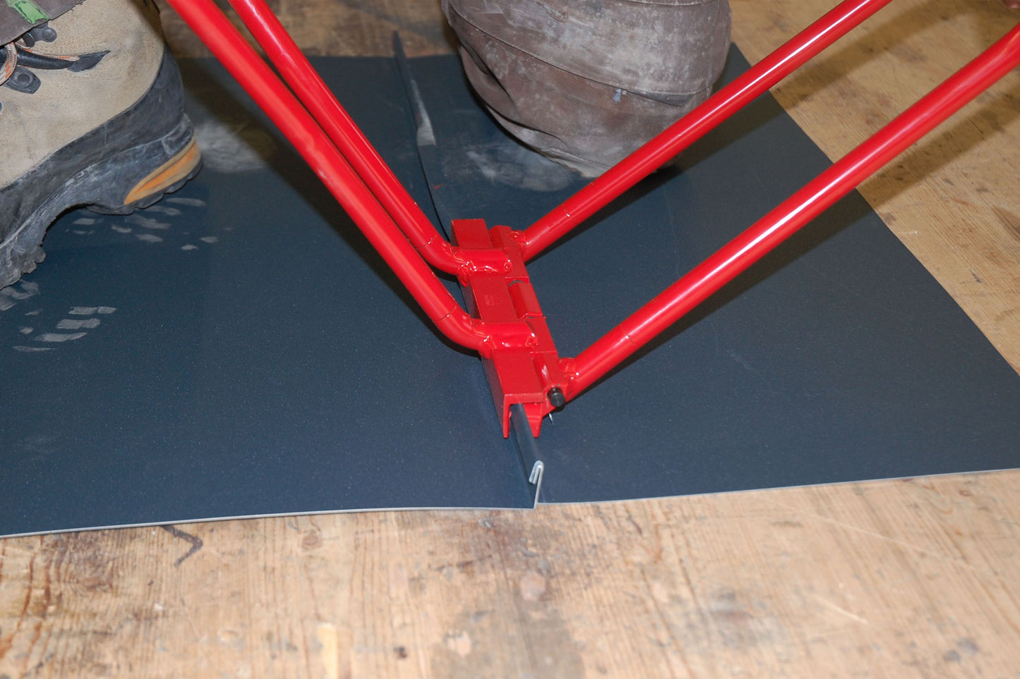 STUBAI Winkeldoppelfalzer 220 mm – Modell 282415 – zum Schließen von Winkelfalz zu Doppelstehfalz in einem Arbeitsgang – hochwertiges Blechwerkzeug, 2500 g, rot lackiert – Made in Austria