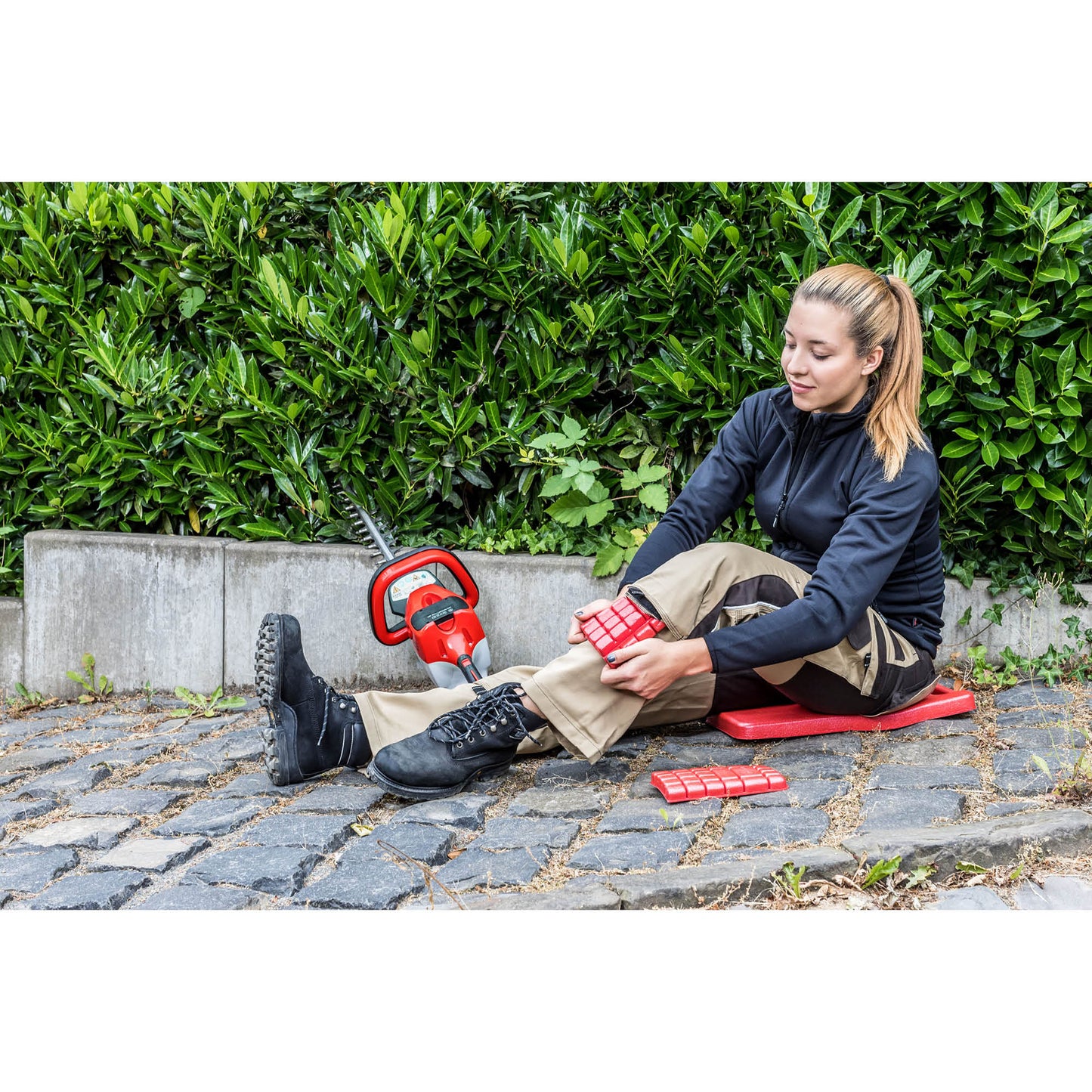 KNEETEK Kniepolster MultiPad | 250 x 150 x 20mm | 2 Stück, 40g, schwarz/rot | optimaler Schutz in Kombination mit Arbeitshose | Knieschutzpolster geeignet für Elektriker, Fliesenleger, Handwerker