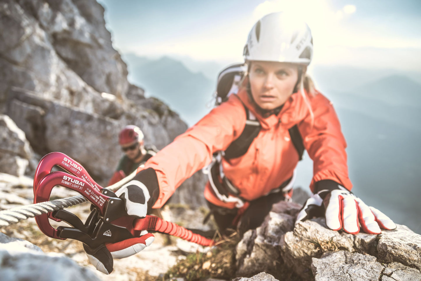 STUBAI Klettersteig-Set Summit Light Xi1 ( rot und schwarz ) – leichtes Via Ferrata Set mit Karabinern, elastischen Lastarmen & Bandfalldämpfer – Kletterausrüstung für Klettersteige, Bergsport, Outdoor