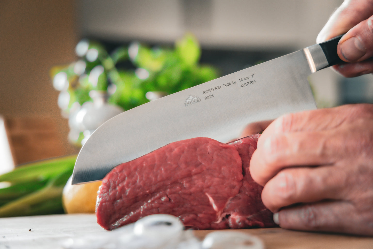 STUBAI hochwertiges Santokumesser geschmiedet | 180 mm | Küchenmesser aus Edelstahl für Schneiden von Fleisch, Geflügel, Gemüse, Obst & Lebensmitteln, spülmaschinenfest, schwarzer Griff