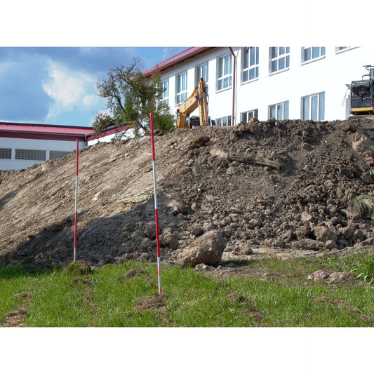 NESTLE Stahlfluchtstab-Set 12 Stück | 2,00 m Länge, nicht zerlegbar, Ø 27 mm | robuste runde Rohrspitze, PVC-ummantelt, rot/weiß | Profi-Qualität Made in Germany für Bau & Vermessung | NESTLE (2,00 m)