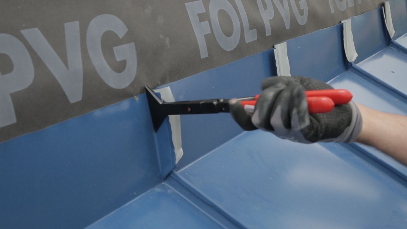 Quetschfalzzange 2828 – Spezialfalzzange geschmiedet, Backen 80 mm vergütet, Kanten abgerundet, rot kunststoffbeschichtet, ideal für hohe Falze und exaktes Eckfalzen, 850 g Gewicht