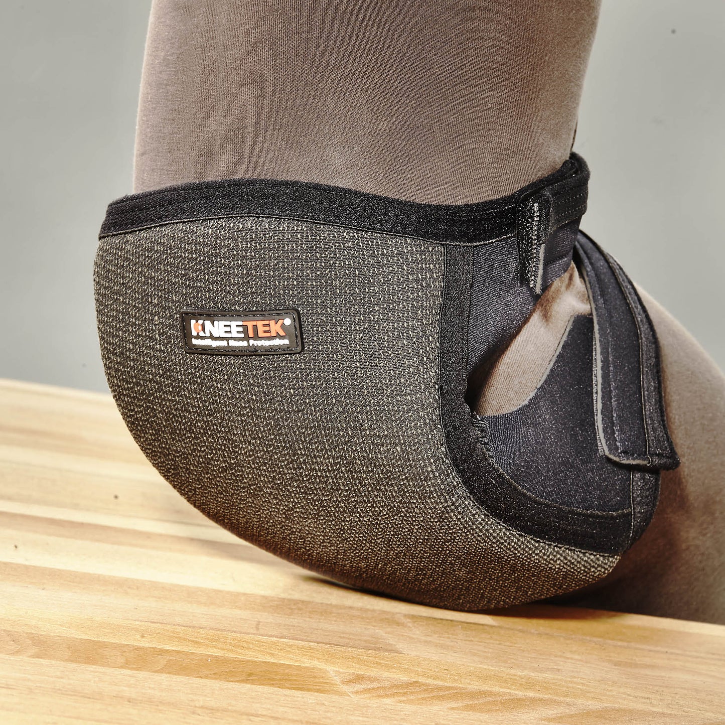 KNEETEK Knieschoner PROFILINE KevProSoft® | rutschfähige Knieschützer für optimale Entlastung beim Arbeiten auf Knien | Kniepolster geeignet für Parkettleger, Teppich- und Fußbodenleger
