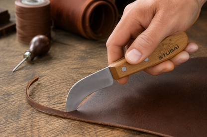 STUBAI Ledermesser 75 mm mit gebogener Hakenklinge aus gehärtetem Stahl, ergonomischem Holzgriff und extremer Schärfe für Leder, Teppich, Dachpappe, Gartenarbeiten und präzise Handwerksarbeiten robust