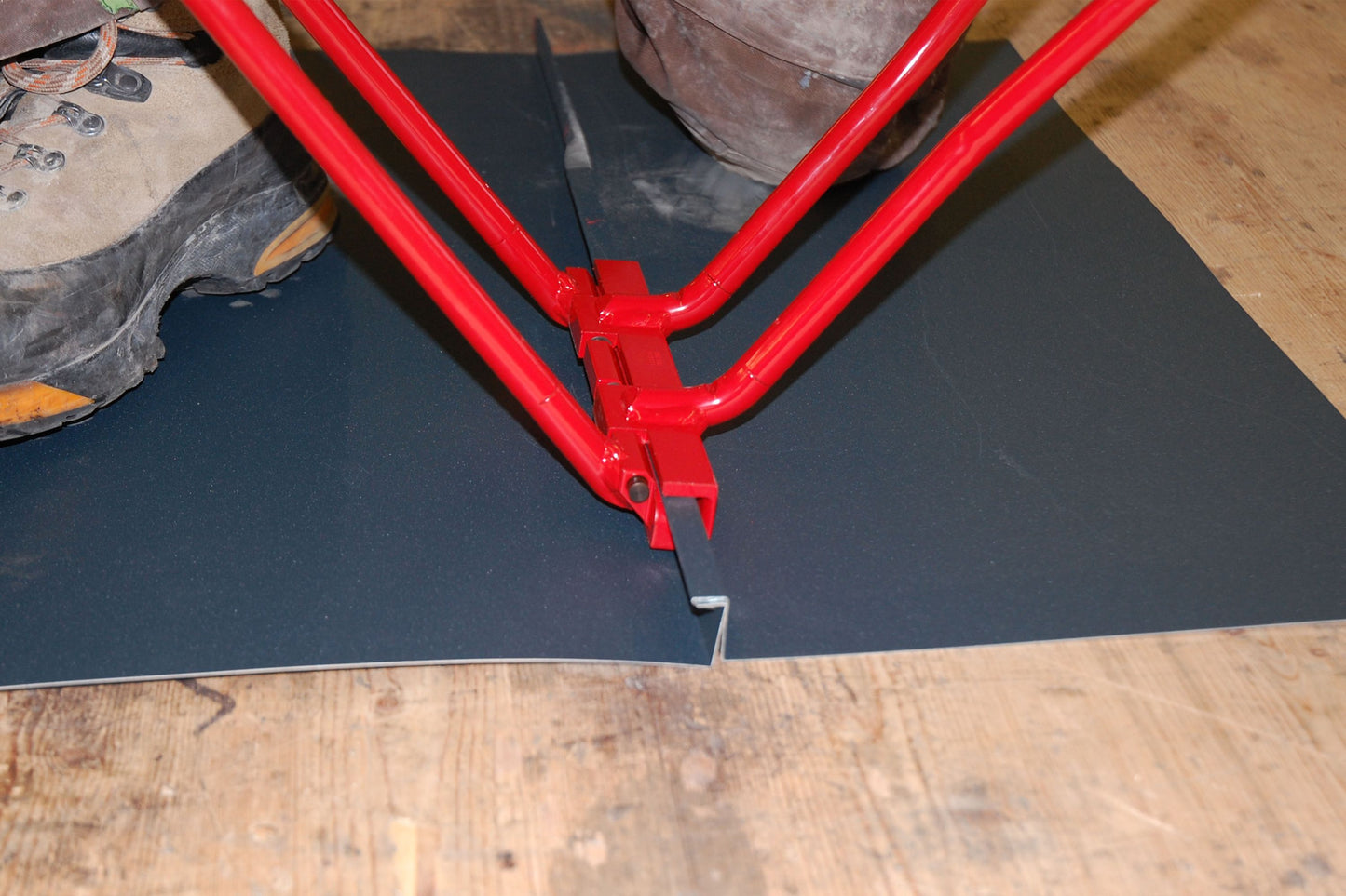 STUBAI Winkeldoppelfalzer 220 mm – Modell 282415 – zum Schließen von Winkelfalz zu Doppelstehfalz in einem Arbeitsgang – hochwertiges Blechwerkzeug, 2500 g, rot lackiert – Made in Austria