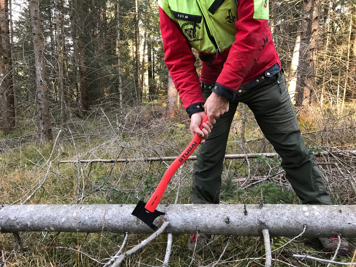 STUBAI Leichtaxt / Putzerbeil 600–670 mm mit Kunststoffstiel, 100 mm Schneide, 1000 g, Kohlenstoffstahl 52–55 HRC, mit Schlagfläche – ideal für Entasten, Spalten und kleinere Baumarbeiten