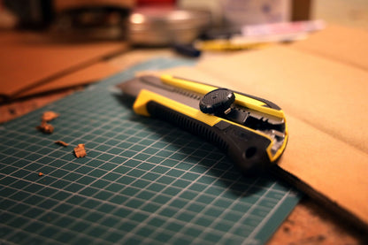 Tajima Cutter mit Elastomergriff 18mm, mit Raedchen