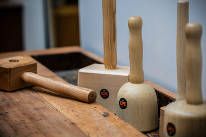Cut360 Bildhauerklüpfel | Glockenform | 110 mm | Länge: 260 mm | Gewicht: 745 g | Weißbuche gedrechselt | Holzhammer für Schnitzarbeiten | Schnitzhammer & Klopfwerkzeug vereint zum Künstlerwerkzeug