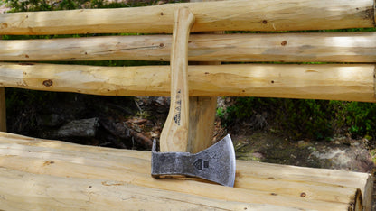 STUBAI Handbeil Nature 800 g | Eschenstiel 380 mm | kleines Forstbeil zum Hacken & Spalten | mit Nagelzieher | geschmiedeter Axtkopf, polierte Schneide | Bushcraft, Camping, Waldarbeit | Made in Austria