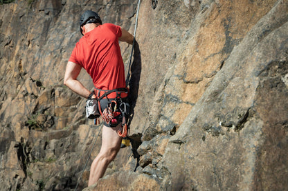STUBAI TRIPLE Klettergurt M-XXL | vollverstellbarer Sitzgurt mit 3 Fastfix-Schnallen, leichter Sportklettergurt mit Komfortpolsterung, Materialschlaufen & zentriertem Anseilpunkt für Klettersteig Pro+
