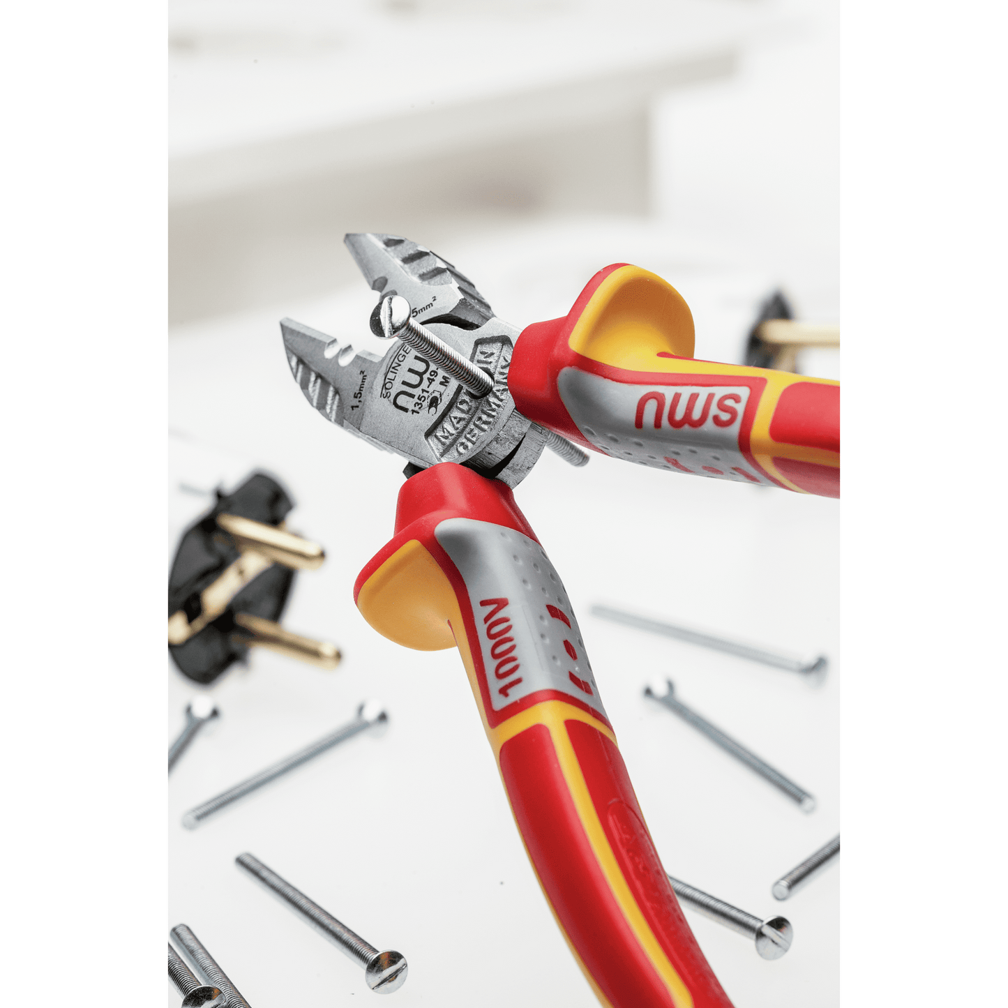 NWS Elektriker-Seitenschneider 1351-49-VDE-190-SB | mit Abisolierfunktion für ein- und mehrdrähtige Leiter mit 1,5 mm² und 2,5 mm² Leiterquerschnitt