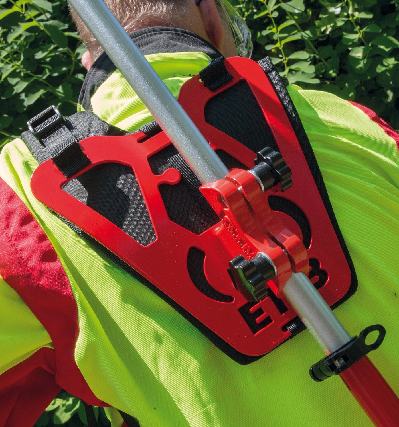 Ergonomischer GTM Tragegurt für Gartengeräte 4,5-8kg. Reduziert Rückenbelastung beim Arbeiten. Professionelle Tragehilfe für Gärtner und Landschaftsbauer, Handwerker, Heimwerker