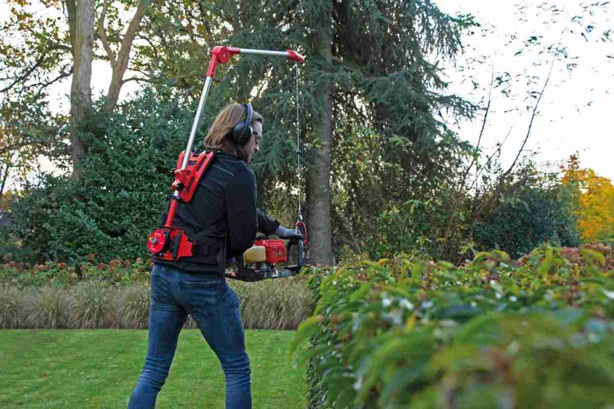Ergonomischer GTM Tragegurt für Gartengeräte 4,5-8kg. Reduziert Rückenbelastung beim Arbeiten. Professionelle Tragehilfe für Gärtner und Landschaftsbauer, Handwerker, Heimwerker