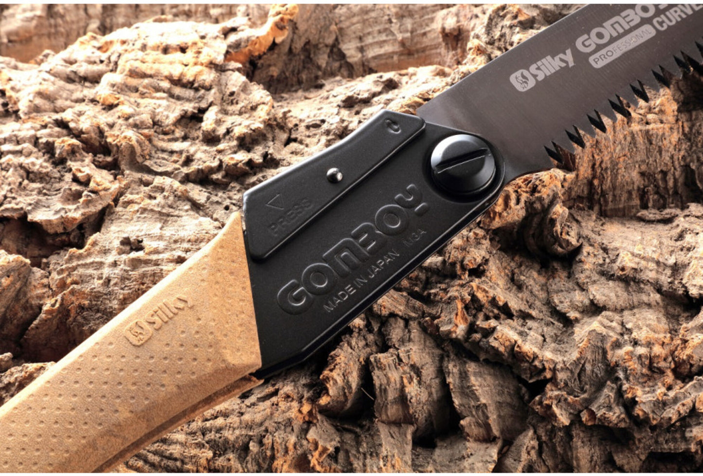 SILKY- Gomboy Curve Outback Edition 240 mm: grob verzahnte Klappsäge (8 Z/30 mm) mit gebogener Klinge aus Premium Japanese Steel, schwarzer Nickel-Zinn-Beschichtung – Bushcraft & Jagd.